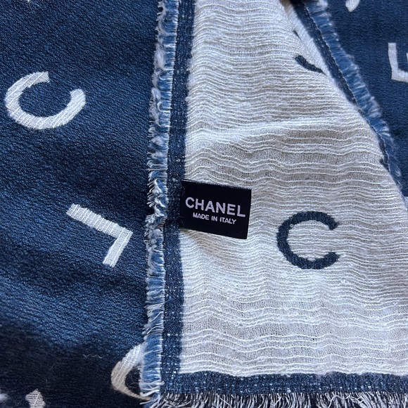 Authentic Chanel scarf two sided. Very beautiful and unique. - Picture 9 of 15